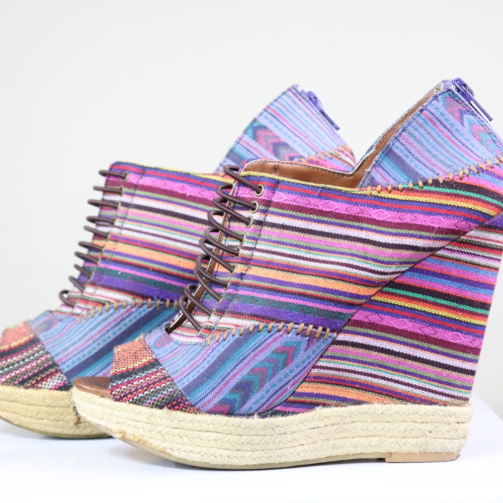 CUTE ✨Chinese Laundry Boho Wedges - Size 9